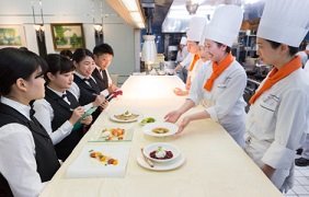 東京調理製菓専門学校 オニオングラタンスープとフレンチト