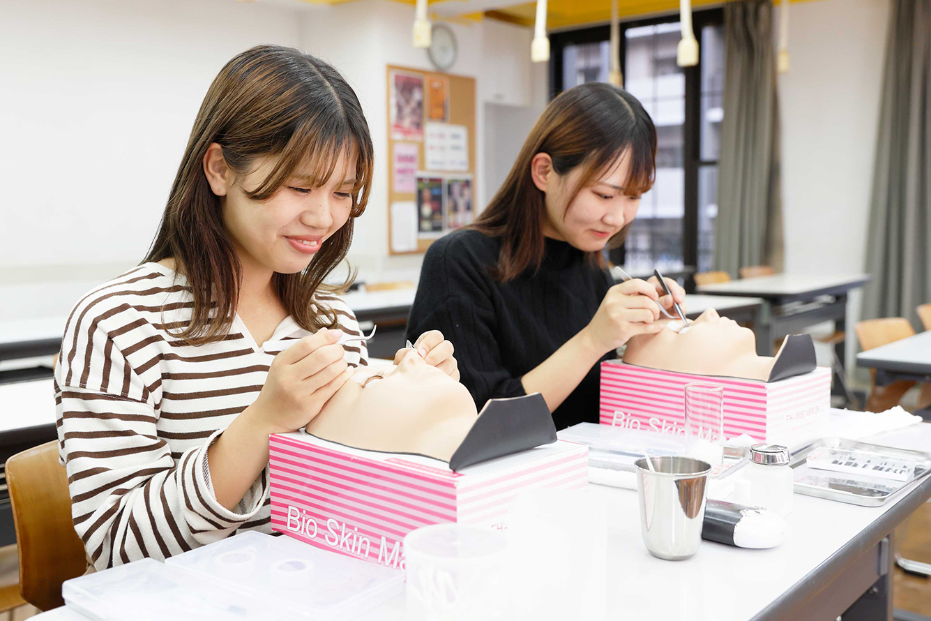 ヴェールルージュ美容専門学校 カット or アイブロウ＆まつ毛カール / 3MENU