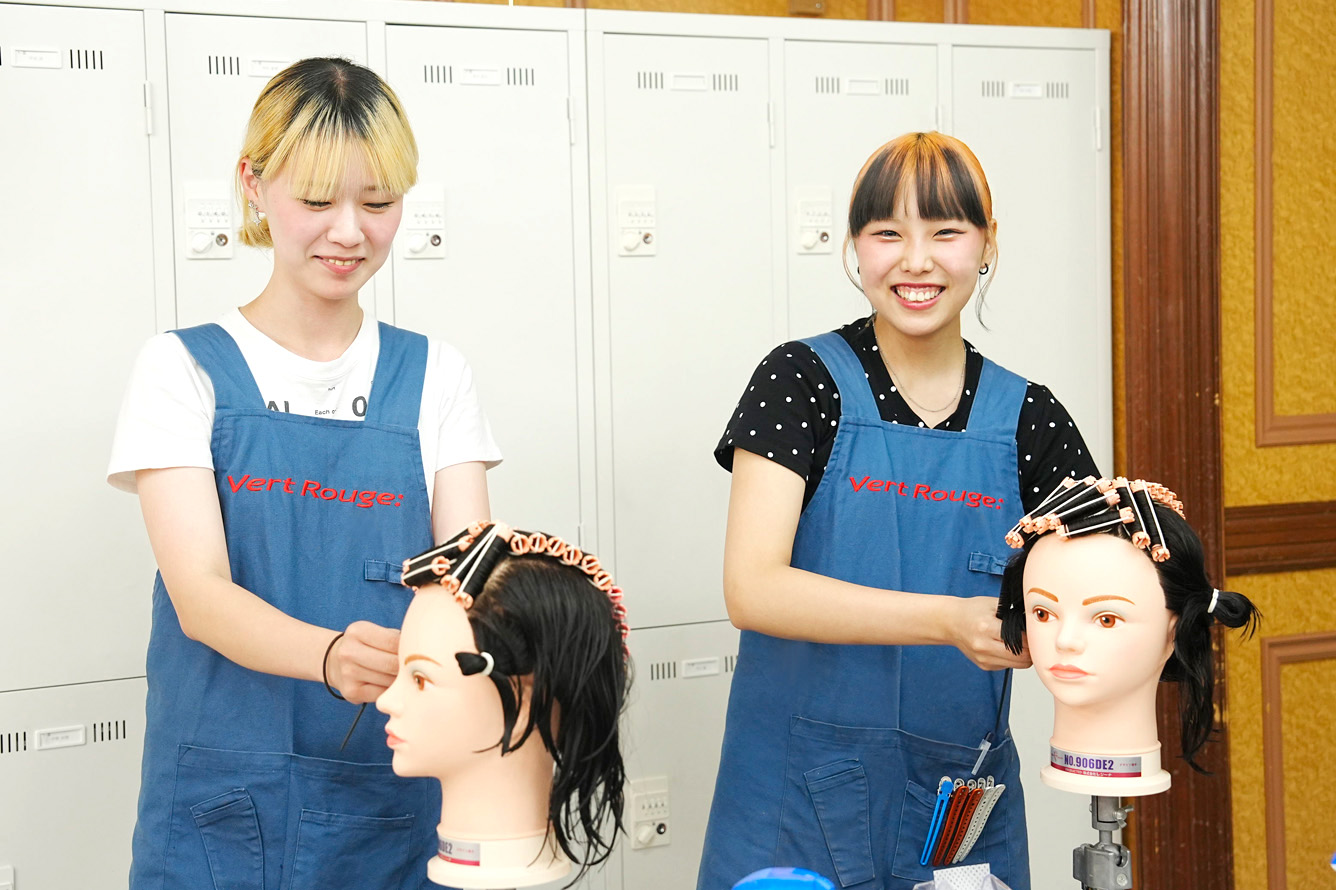 ヴェールルージュ美容専門学校 カット & ワインディング