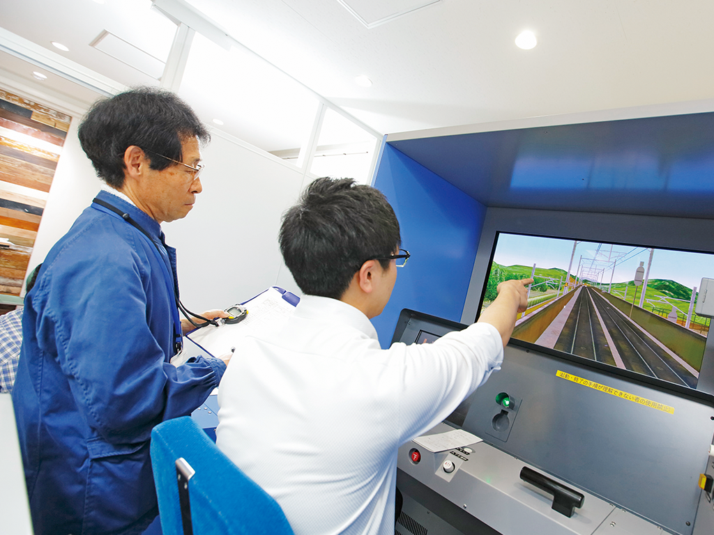 東京観光専門学校 【鉄道サービス学科】☆気分は運転手♪ 運転シミュレーター体験!!