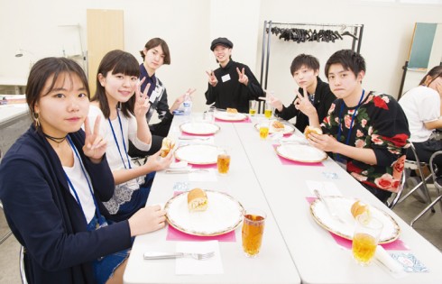 専門学校武蔵野ファッションカレッジ いろんな生地から作る スヌード製作