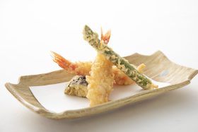 武蔵野調理師専門学校 日本料理:松茸を使って土瓶蒸し 他