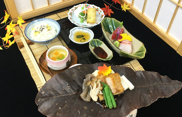武蔵野調理師専門学校 日本料理:朴葉(ほおば)焼き・刺身紅白2点盛・東寺揚げ