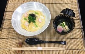 武蔵野調理師専門学校 日本料理:白魚と湯葉の卵とじと若竹椀