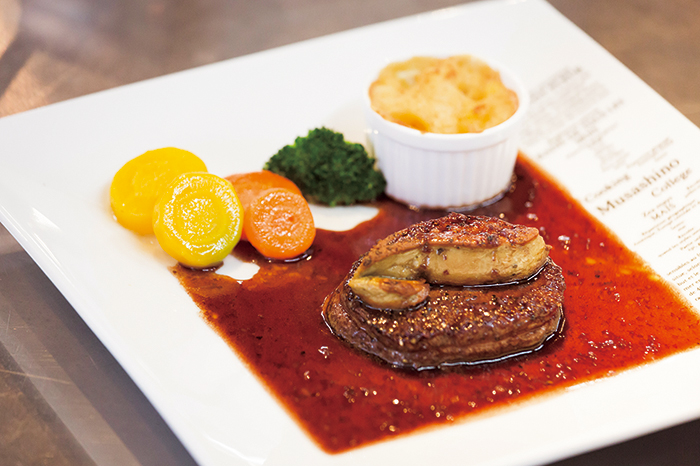 武蔵野調理師専門学校 西洋料理:牛ヒレ肉のステーキ ロッシーニ風