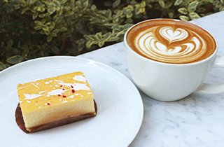 専門学校 福岡ビジョナリーアーツ【フードクリエイト学科】 WHITE GLASS COFFEEのチーズケーキ