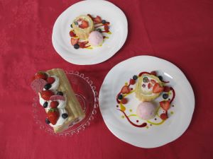 香川調理製菓専門学校 製菓コース:上手く巻けるかな?!「ミックスベリーのロールケーキ」