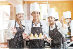 香川調理製菓専門学校 6月7日【製菓コース】苺のシャルロットケーキ☆